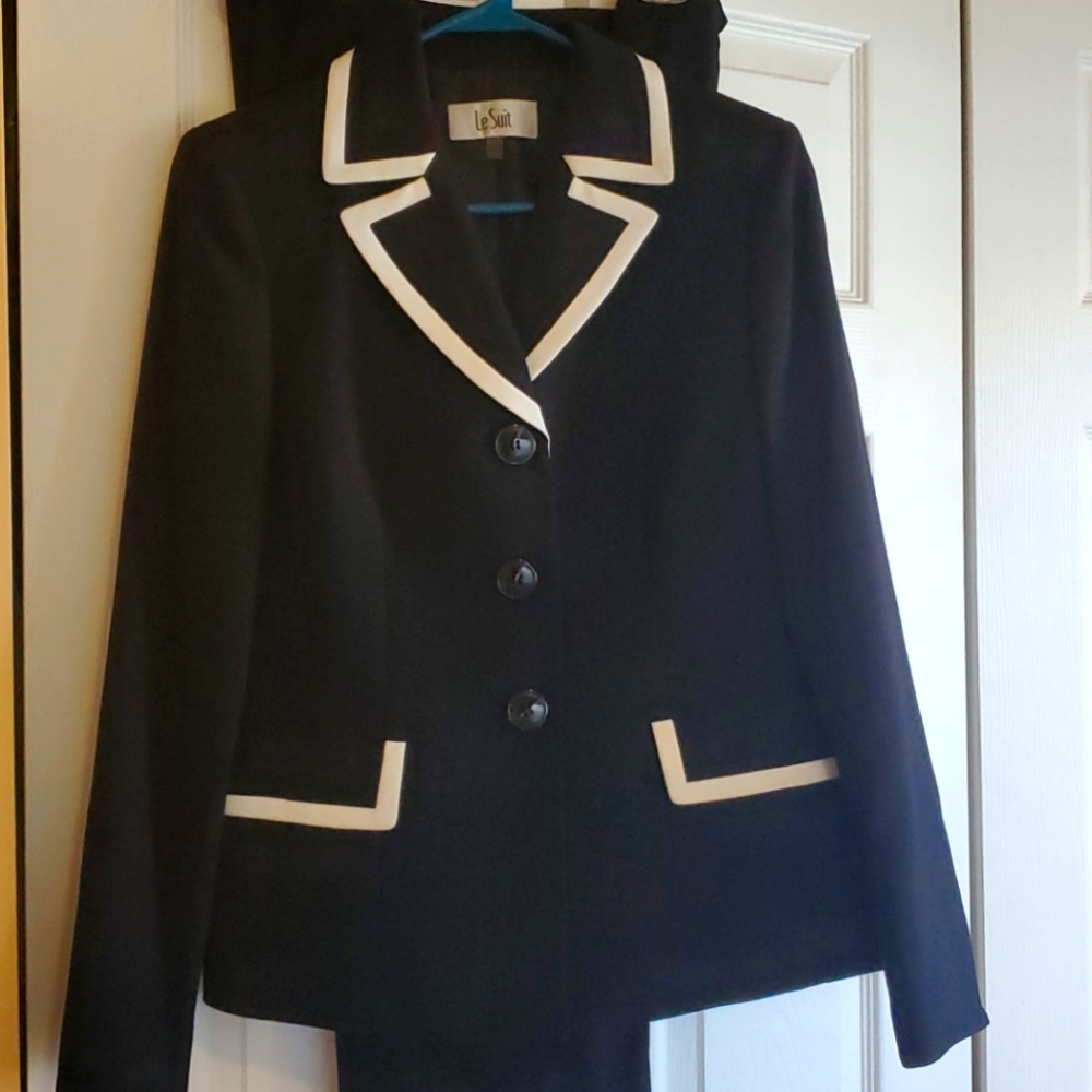 Women's pant suit